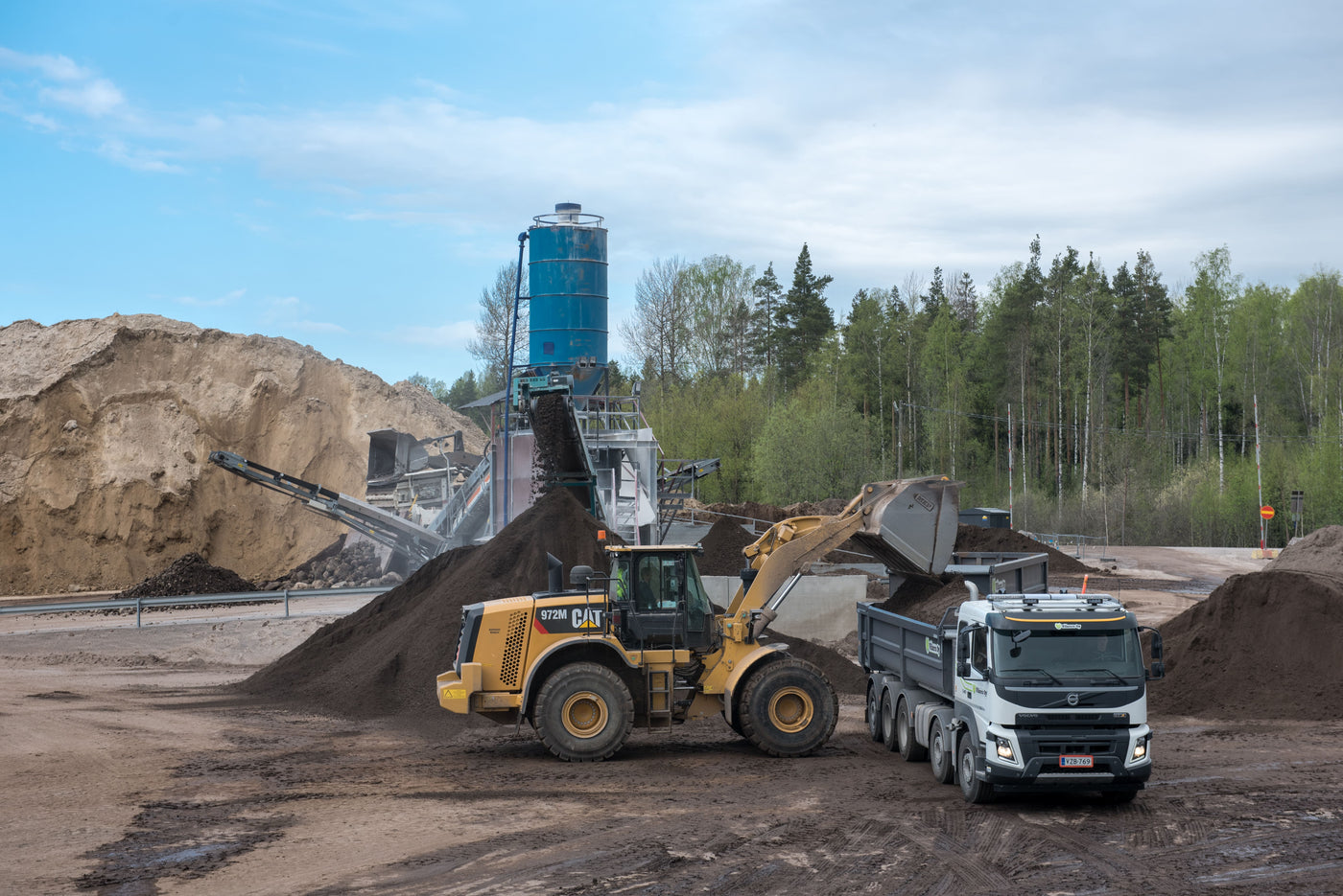 pyöräkuormaaja lastaa kuorma-autoa
