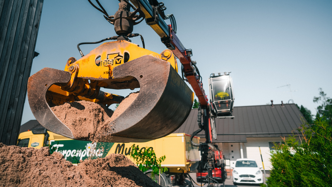 koura-auto nostaa hiekkaa