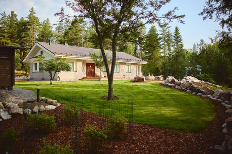 Kuorikatteen hyödyt puutarhassa – miksi kuorikate kannattaa valita